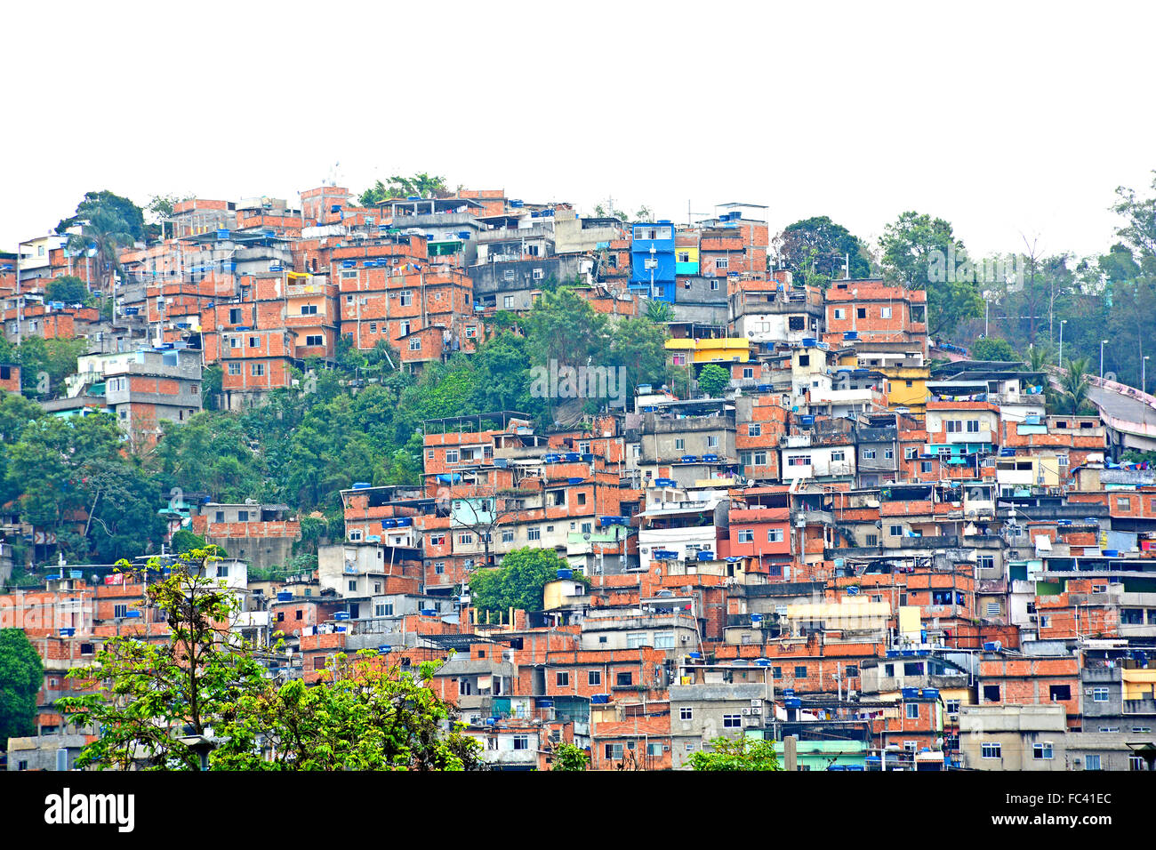 Mangueira, la favela sulla collina dal Maracana stadium di Rio de Janeiro in Brasile Foto Stock