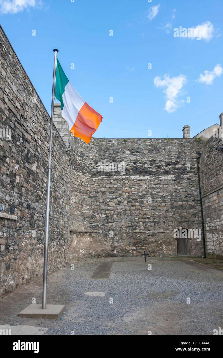 Bandiera dell'Irlanda nella prigione di Kilmainham dove i prigionieri sono stati giustiziati. Dublino, Irlanda Foto Stock