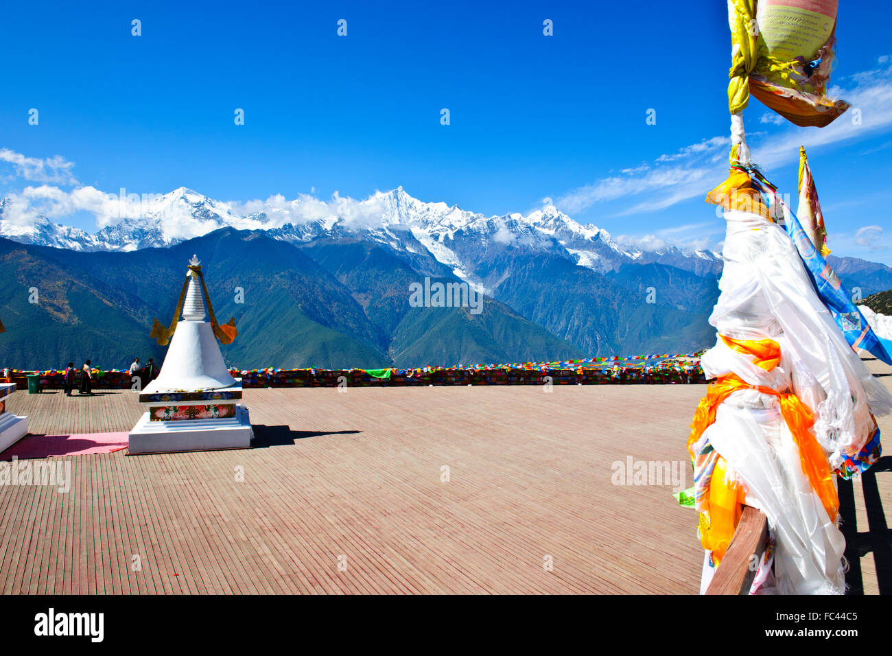 Tempio Feilal ghiacciaio Mingyong,Meili Snow Mountain Range,Santo picco Kawagebo adorato dai tibetani,nella provincia dello Yunnan,PRC,Cina Foto Stock