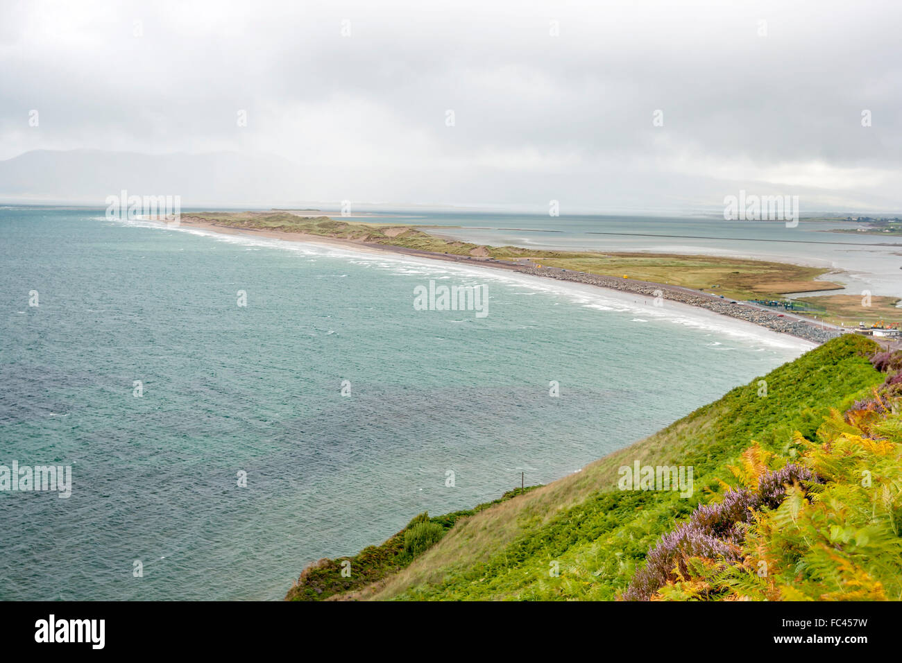 Nuvoloso seascape prima della tempesta di Rossbehy, Ring of Kerry, Irlanda Foto Stock