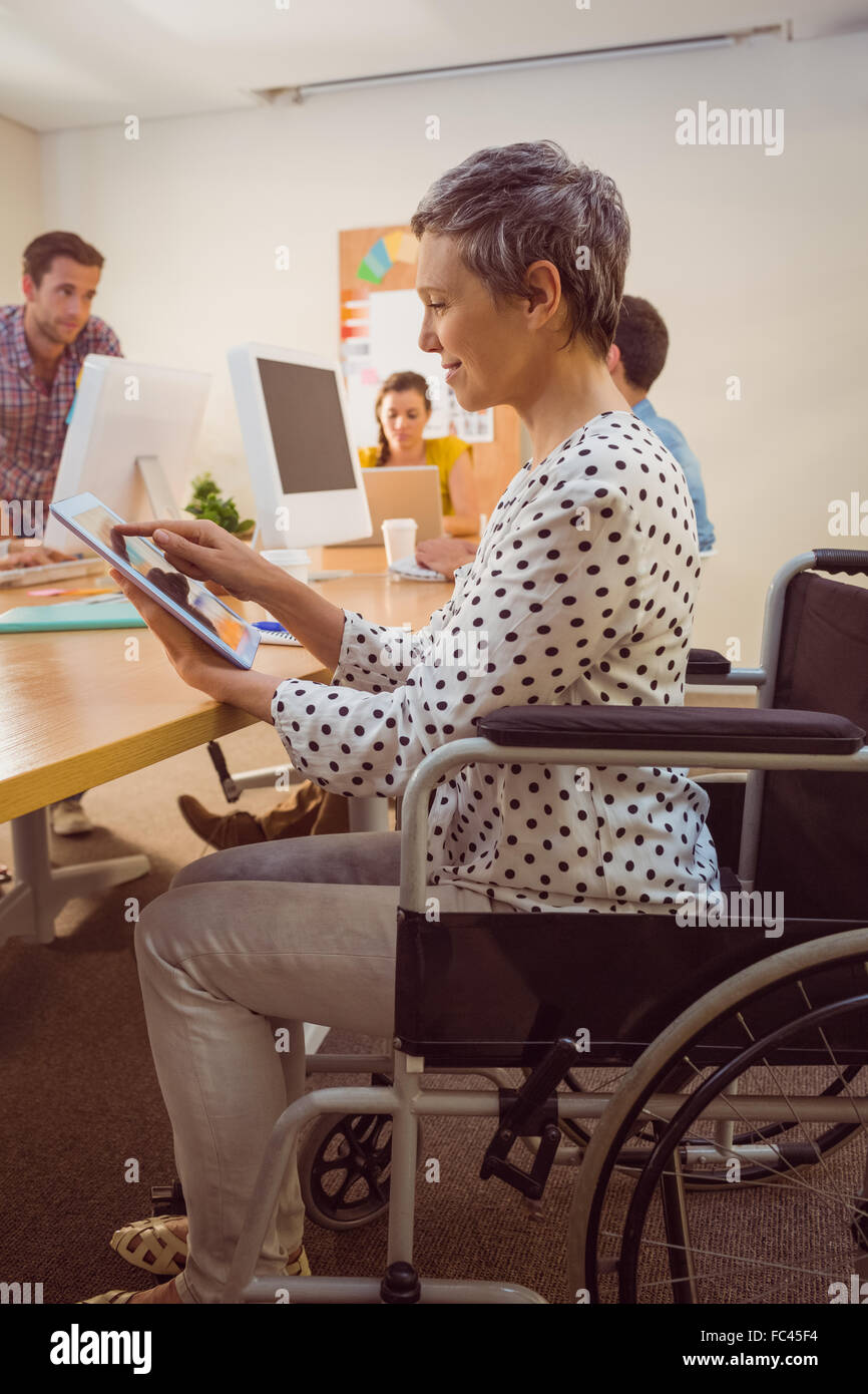 Imprenditrice creativa in sedia utilizzando una compressa Foto Stock