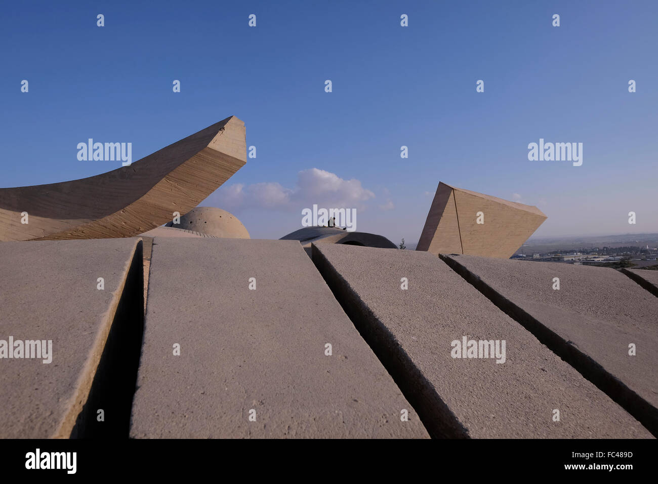 Vista del monumento di cemento in Brutalist architecture design di stile per la Brigata Negev conosciuto localmente come Andarta progettato da Dani Karavan in memoria dei membri del popolo ebraico Palmach Brigata Negev caduti difendere Israele durante il 1948 arabo guerra israeliana. È situato su una collina che si affaccia su Beersheba anche ortografato Beer-Sheva la più grande città nel deserto del Negev di Israele sud Foto Stock