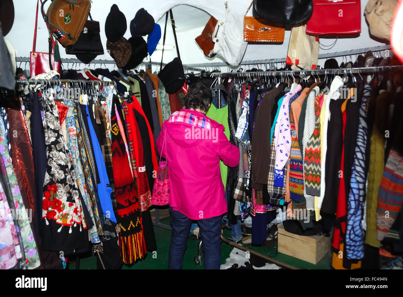 Ercolano, Campania, Italia. Il mercato di resina è il più famoso dei  mercati di abiti di seconda mano e surplus militare il sud dell'Italia Foto  stock - Alamy