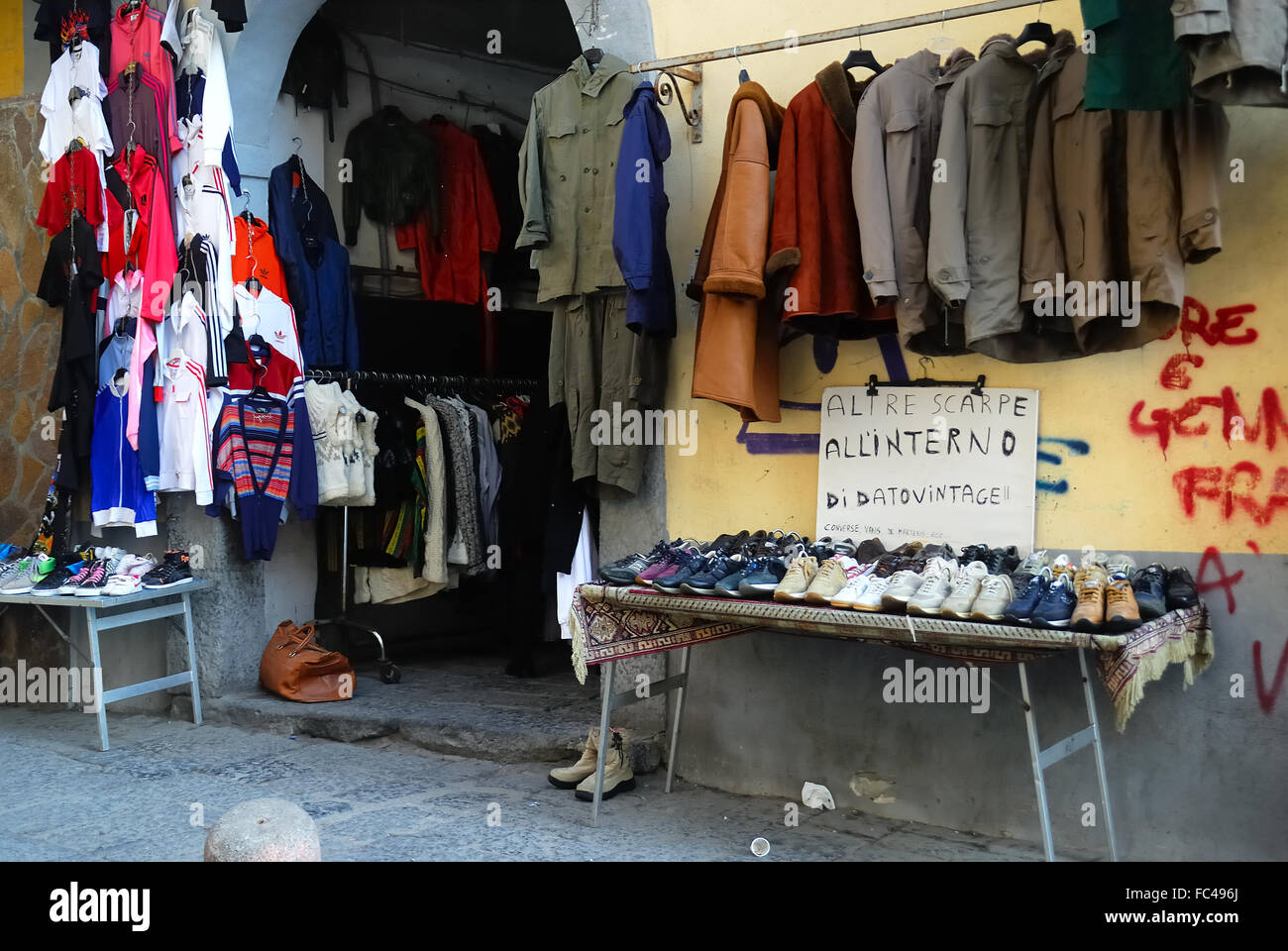 Ercolano, Campania, Italia. Il mercato di resina è il più famoso dei  mercati di abiti di seconda mano e surplus militare il sud dell'Italia Foto  stock - Alamy