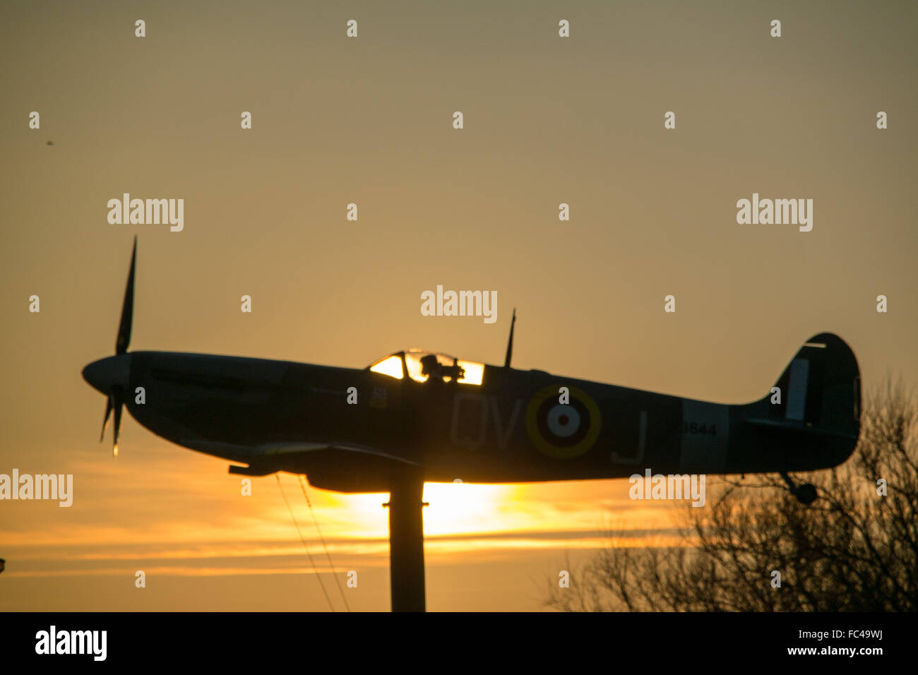 ,Lytham St Annes, Regno Unito. Xx Gennaio 2016.notizie meteo. Uno splendido tramonto termina una bella giornata invernale e lungo la costa di Lancashire Credito: gary telford/Alamy Live News Foto Stock