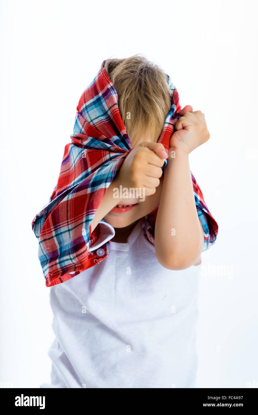 Funny blue-eyed tre-anno boy. Foto Studio Foto Stock