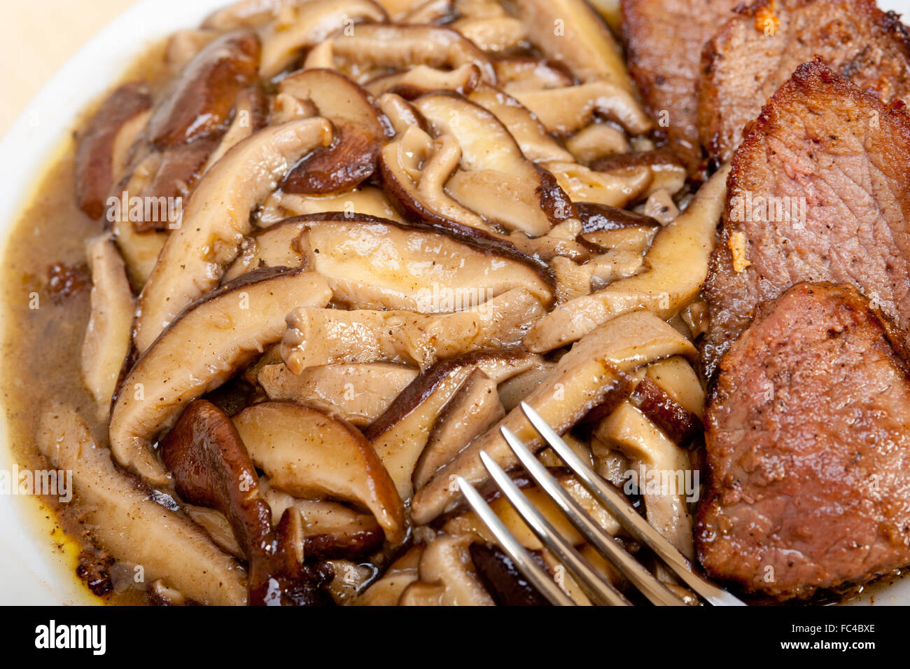 La carne di cervo cervo filetto di selvaggina e funghi selvatici Foto Stock