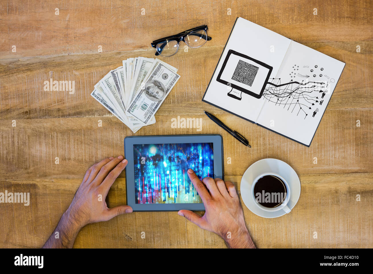 Immagine composita del maze sullo schermo del computer con le frecce doodle Foto Stock