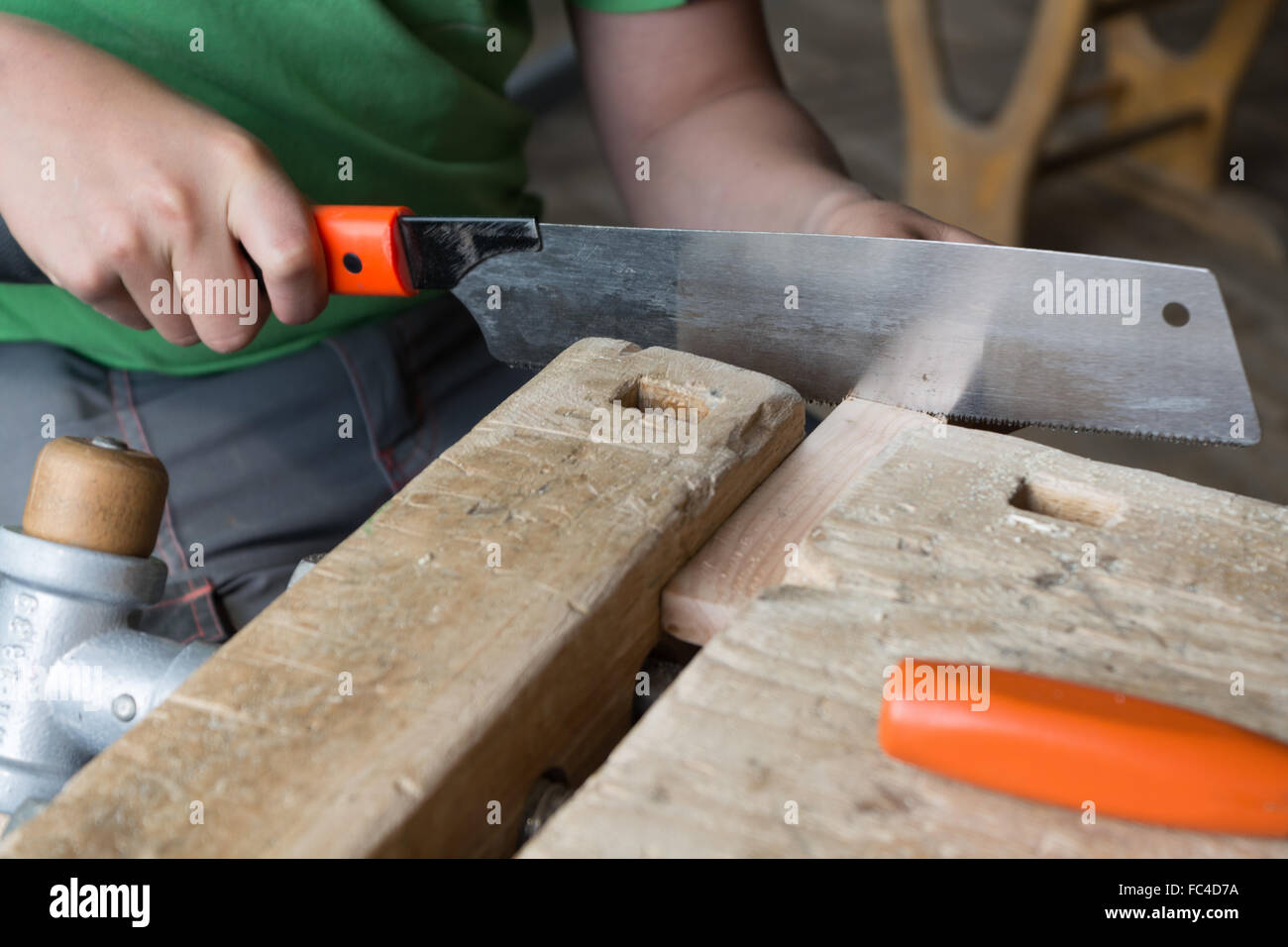Carpenter lavora con sega giapponese Foto Stock