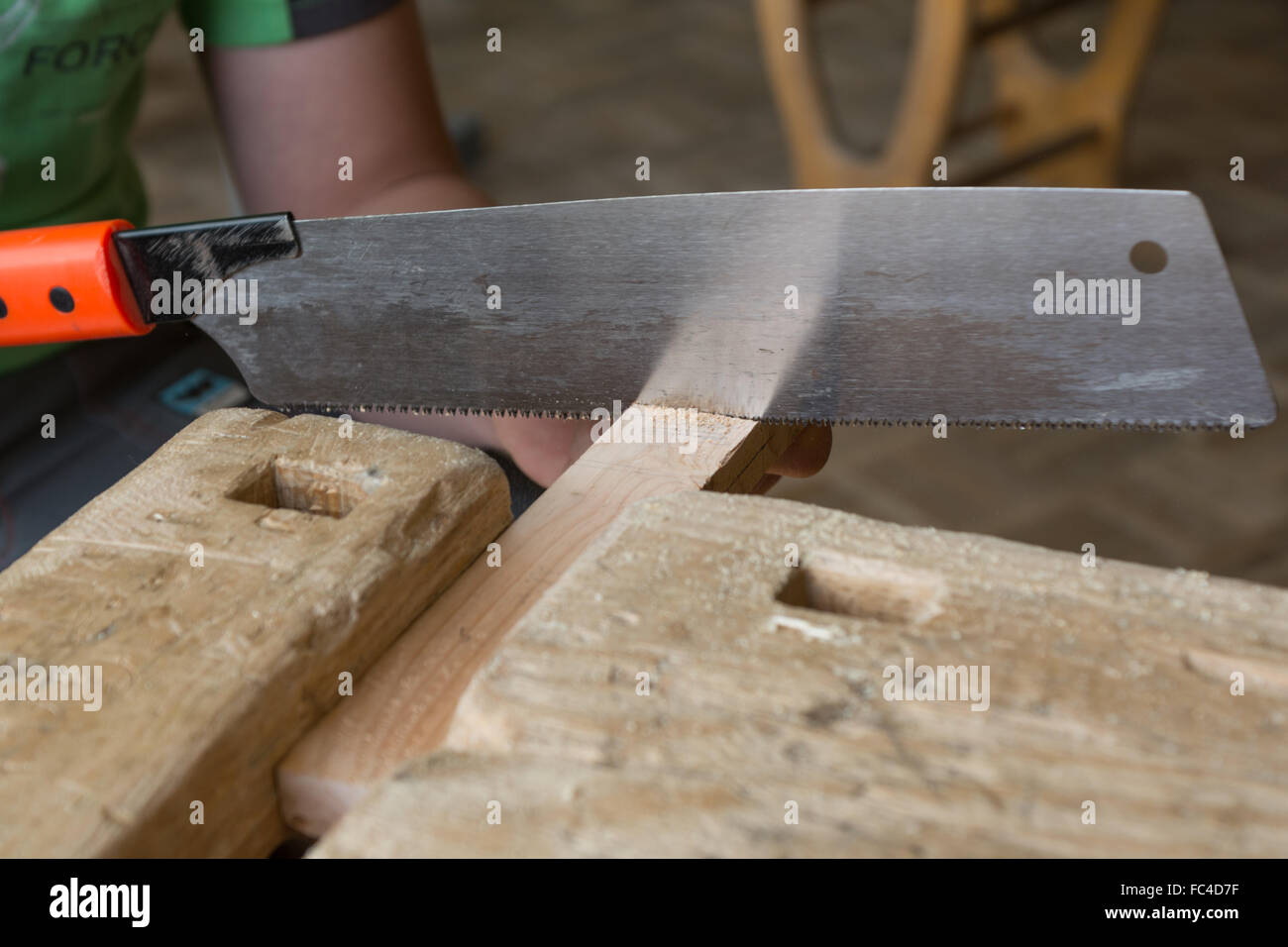 Carpenter lavora con sega giapponese Foto Stock