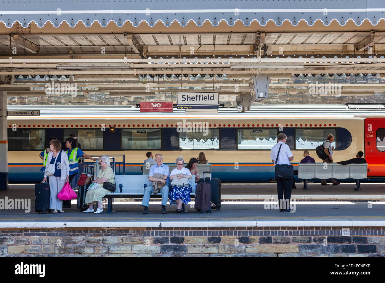 Le persone in attesa di un treno alla Stazione Ferroviaria di Sheffield, dalla stazione di Sheffield, Yorkshire, Inghilterra, Regno Unito Foto Stock