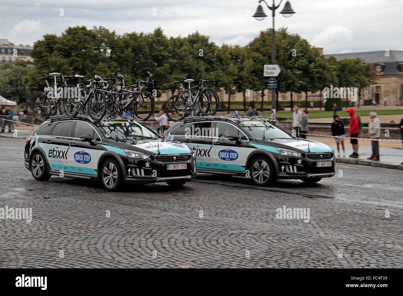 Due dei 2015 Tour de France auto di supporto per Etixx - Quick-Step come passa attraverso Parigi l ultima fase della gara. Foto Stock