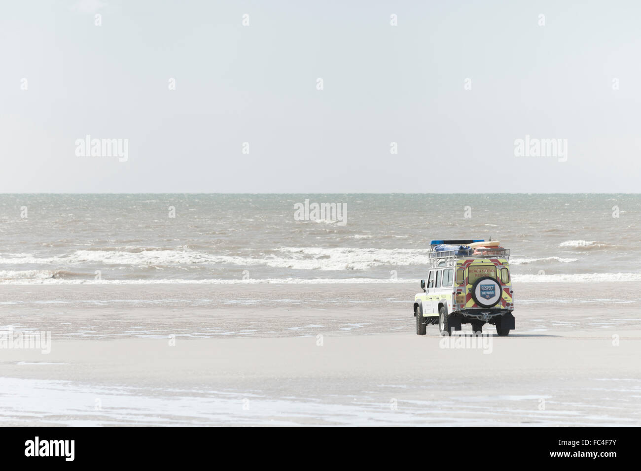 Il salvataggio in mare veicolo a guardare oltre le maree sostituirci a Nord Ovest, inglese costa, dalla Blackpool Foto Stock