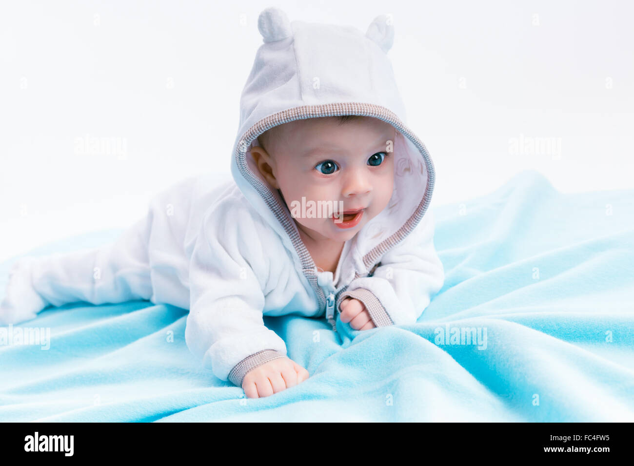 Baby nella cappa su una coperta di blu Foto Stock
