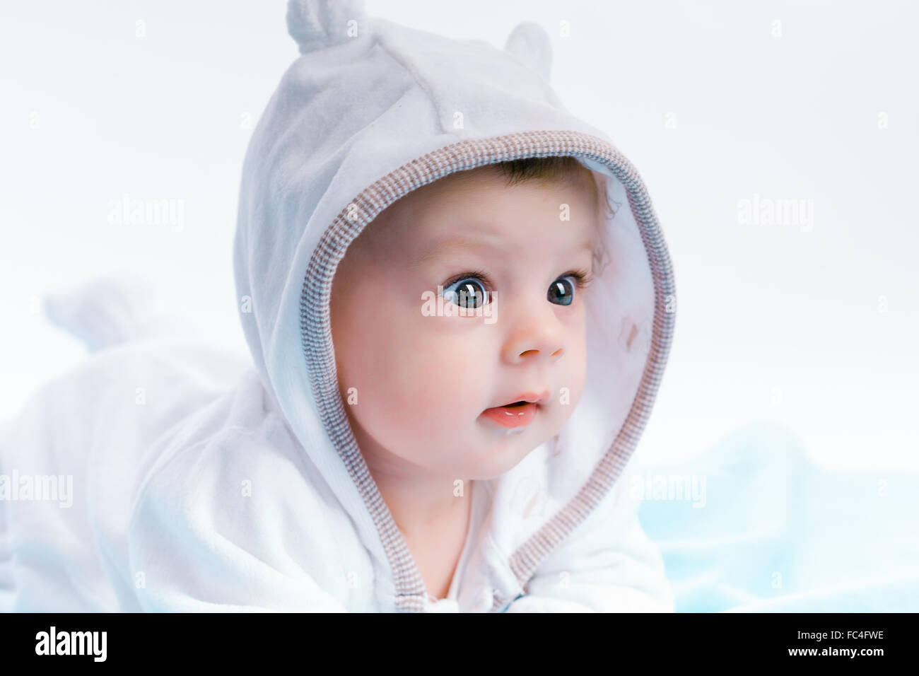 Baby nella cappa su una coperta di blu Foto Stock