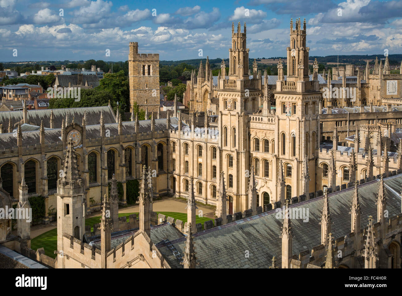 All Souls College e le molte guglie di Oxford University, Oxfordshire, Inghilterra Foto Stock