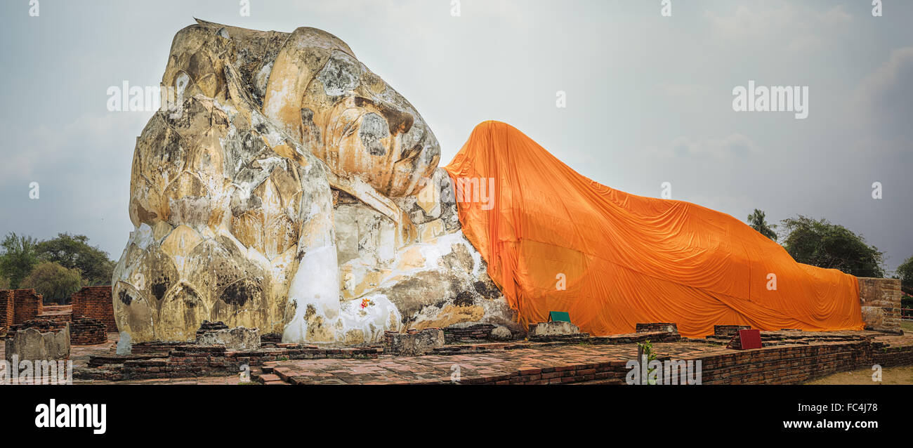 Buddha reclinato in Wat Lokayasutharam Foto Stock