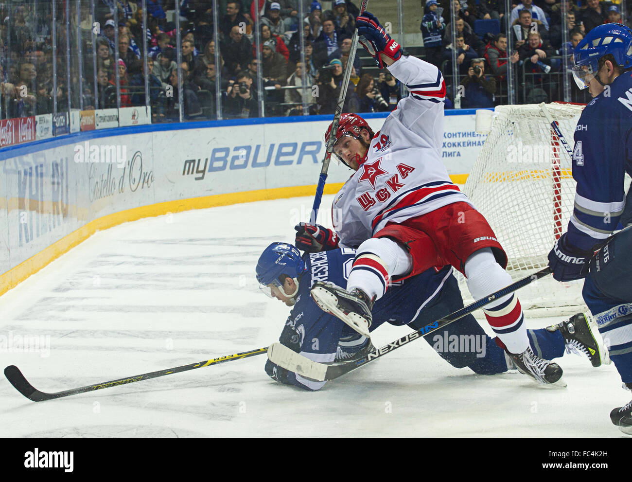 Mosca, Russia. Xx gen, 2016. IVAN TELEGIN (7) del CSKA Mosca cade su KONSTANTIN GOROVIKOV (21) della dinamo Mosca durante il gioco presso l'arena VTB di Mosca. Il CSKA Mosca ha vinto 3:2. © Anna Sergeeva/ZUMA filo/Alamy Live News Foto Stock