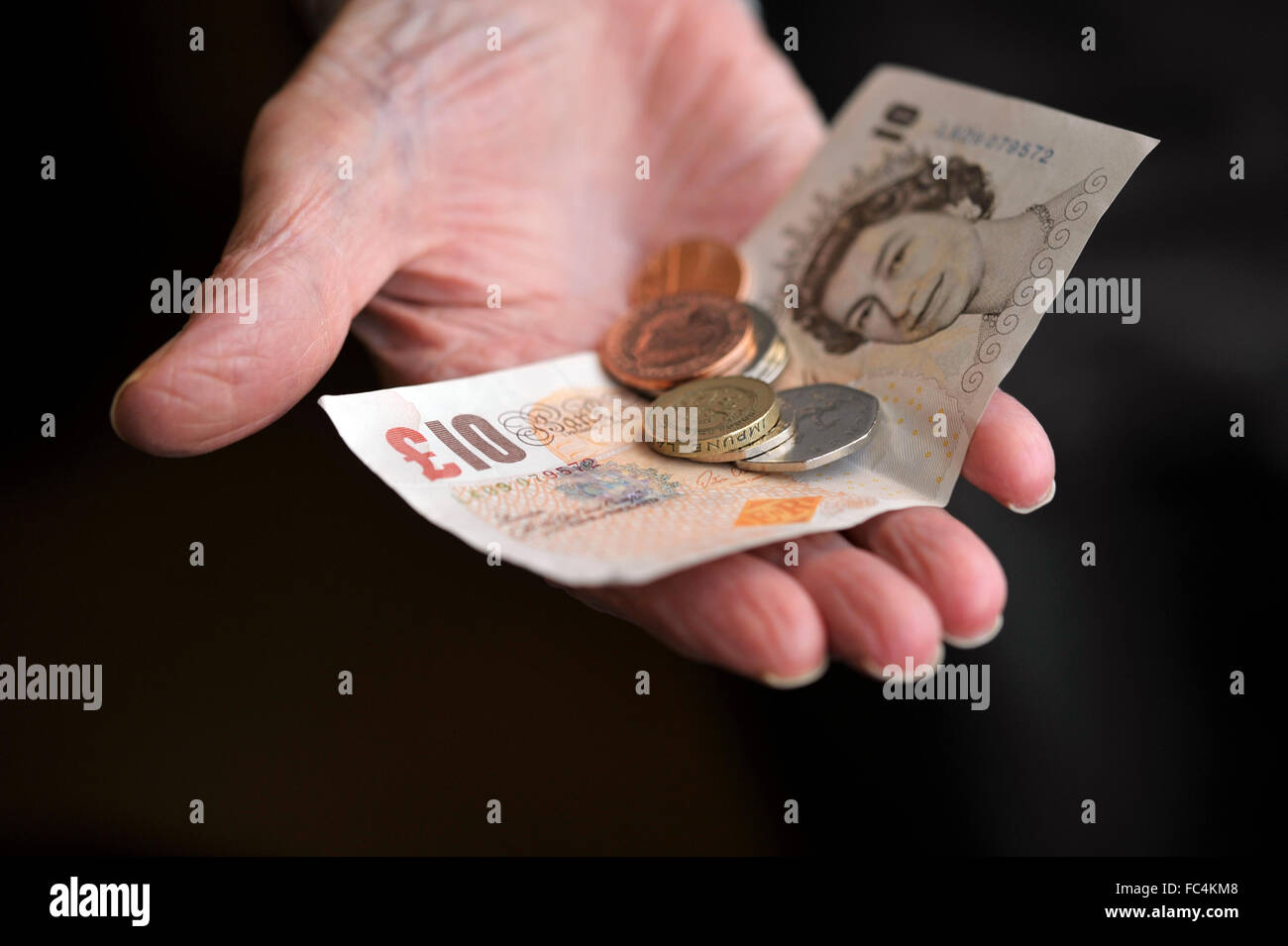 Titolare di pensione o di rendita con il denaro in mano. Foto Stock