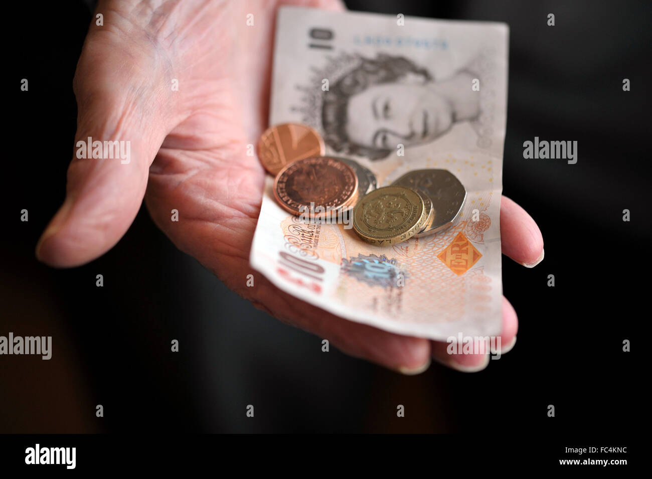 Titolare di pensione o di rendita con i contanti in mano. Foto Stock