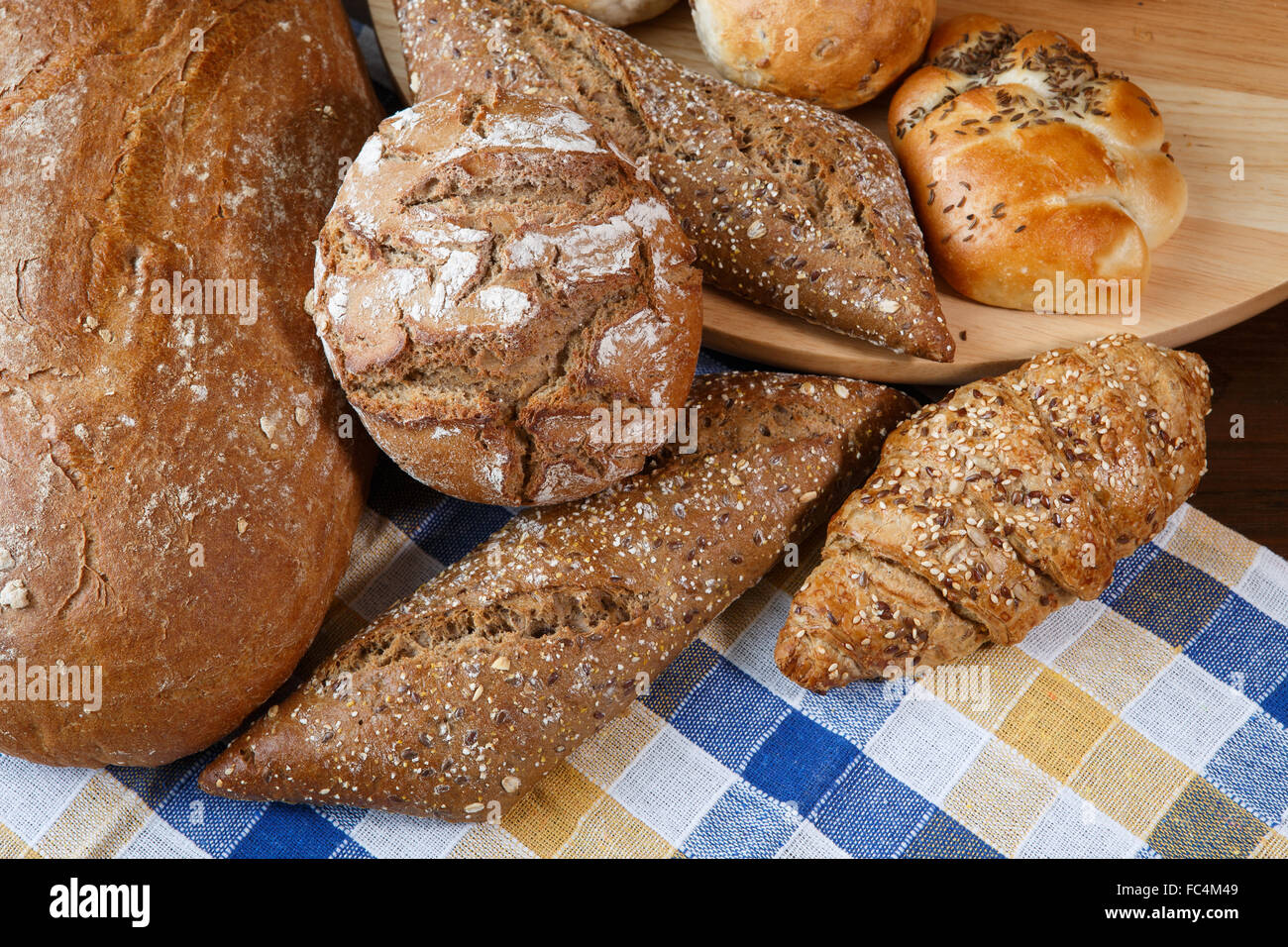 Gruppo di diversi tipi di pane e prodotti da forno Foto Stock