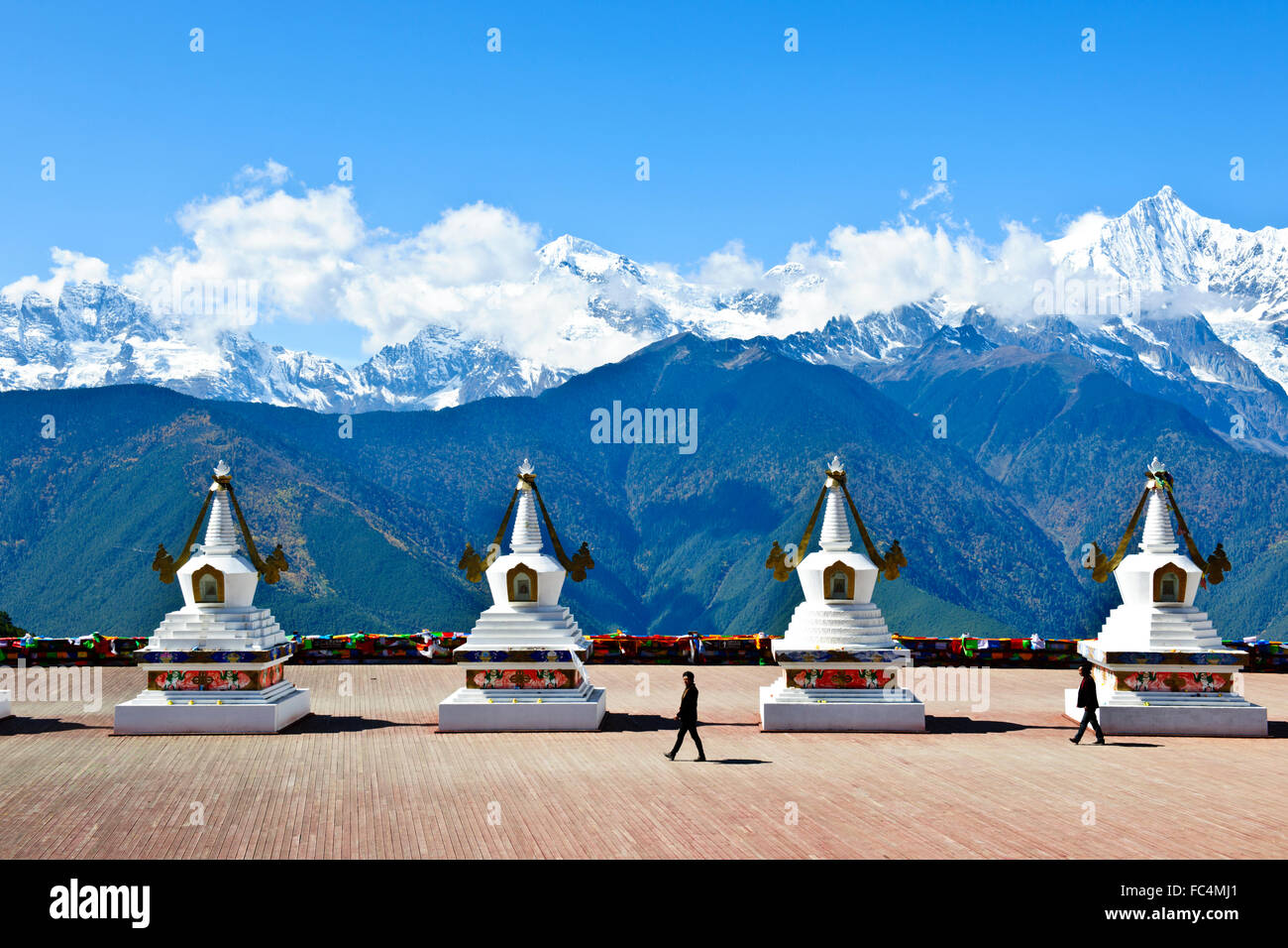 Tempio Feilal ghiacciaio Mingyong,Meili Snow Mountain Range,Santo picco Kawagebo adorato dai tibetani,nella provincia dello Yunnan,PRC,Cina Foto Stock