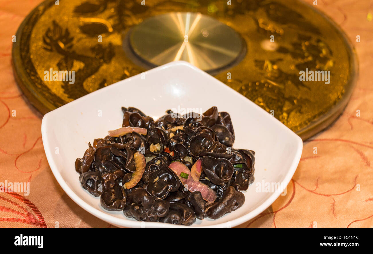 Orecchio legno (nero) funghi servita come parte di un pasto cinese. La texture del legno orecchio fungo è croccante e fresca. Foto Stock