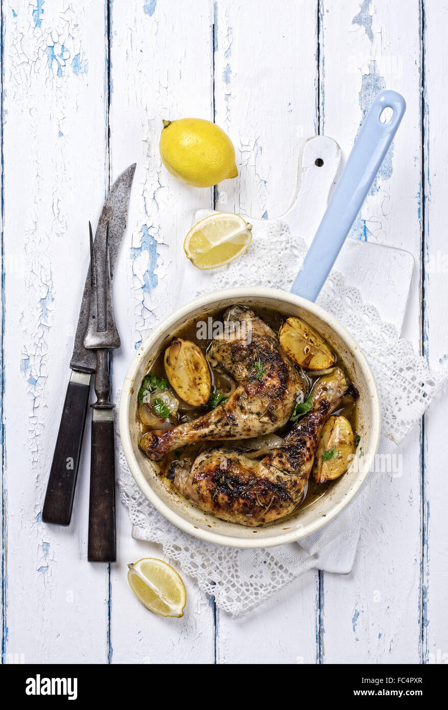 Pollo al limone in padella Foto Stock