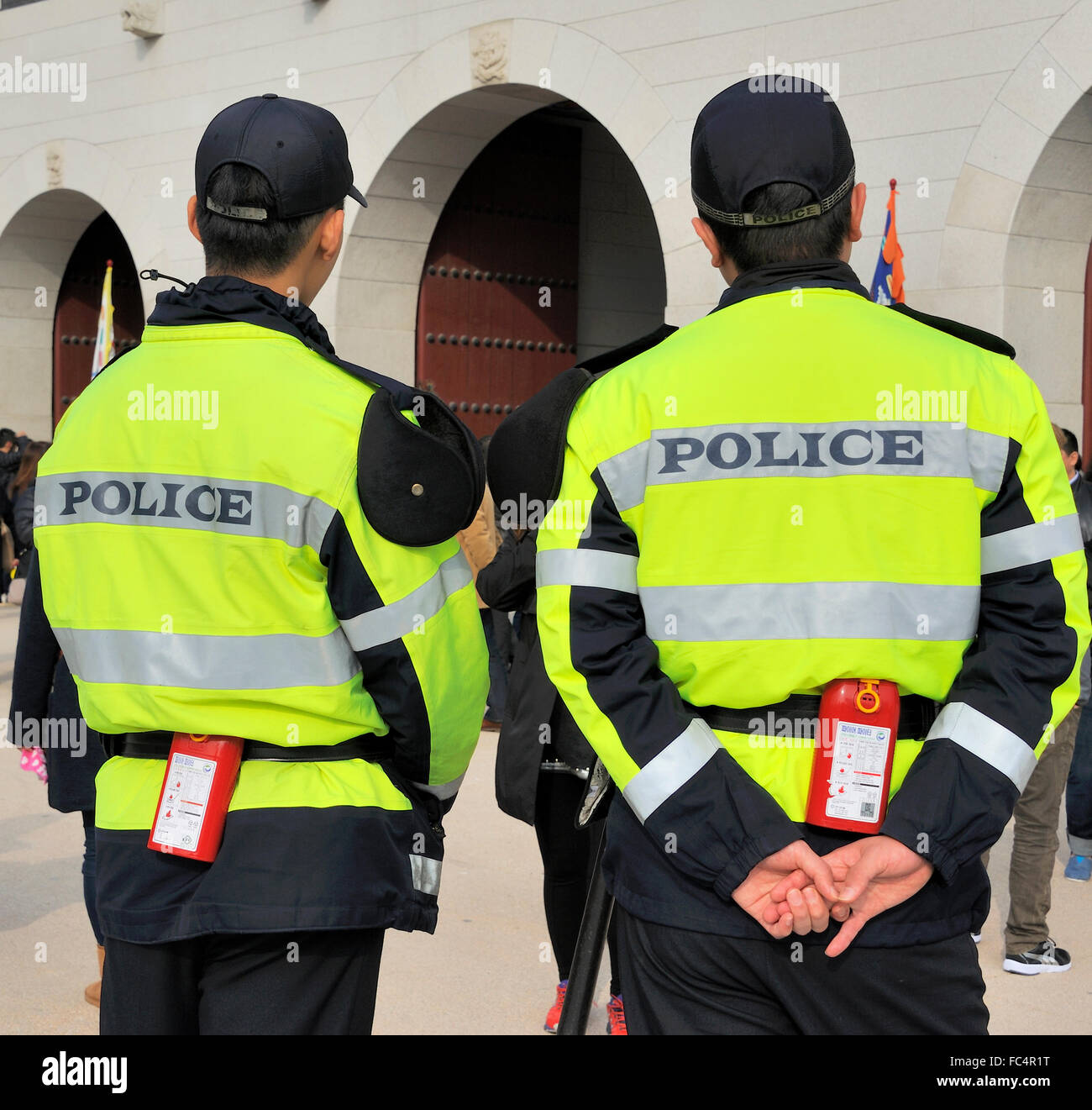 Il coreano due ufficiali della polizia di fronte all'ingresso della famosa e iconico Gyeongbokgung Royal Palace a Seul Foto Stock