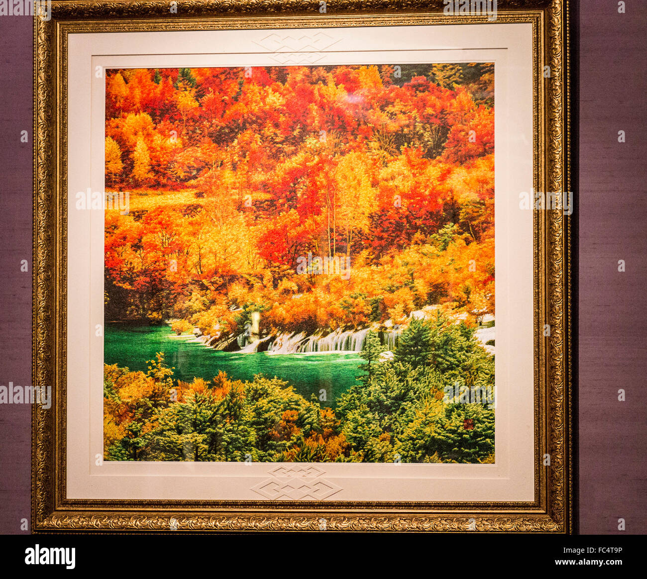 Seta ricamata scena valutati a 250.000 dollari US sul display a Wensli museo della seta di Hangzhou, Cina. Foto Stock