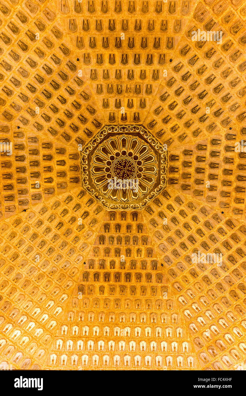 Intricato soffitto oro di Lei Feng Pagoda in Hangzhou (Cina). Foto Stock