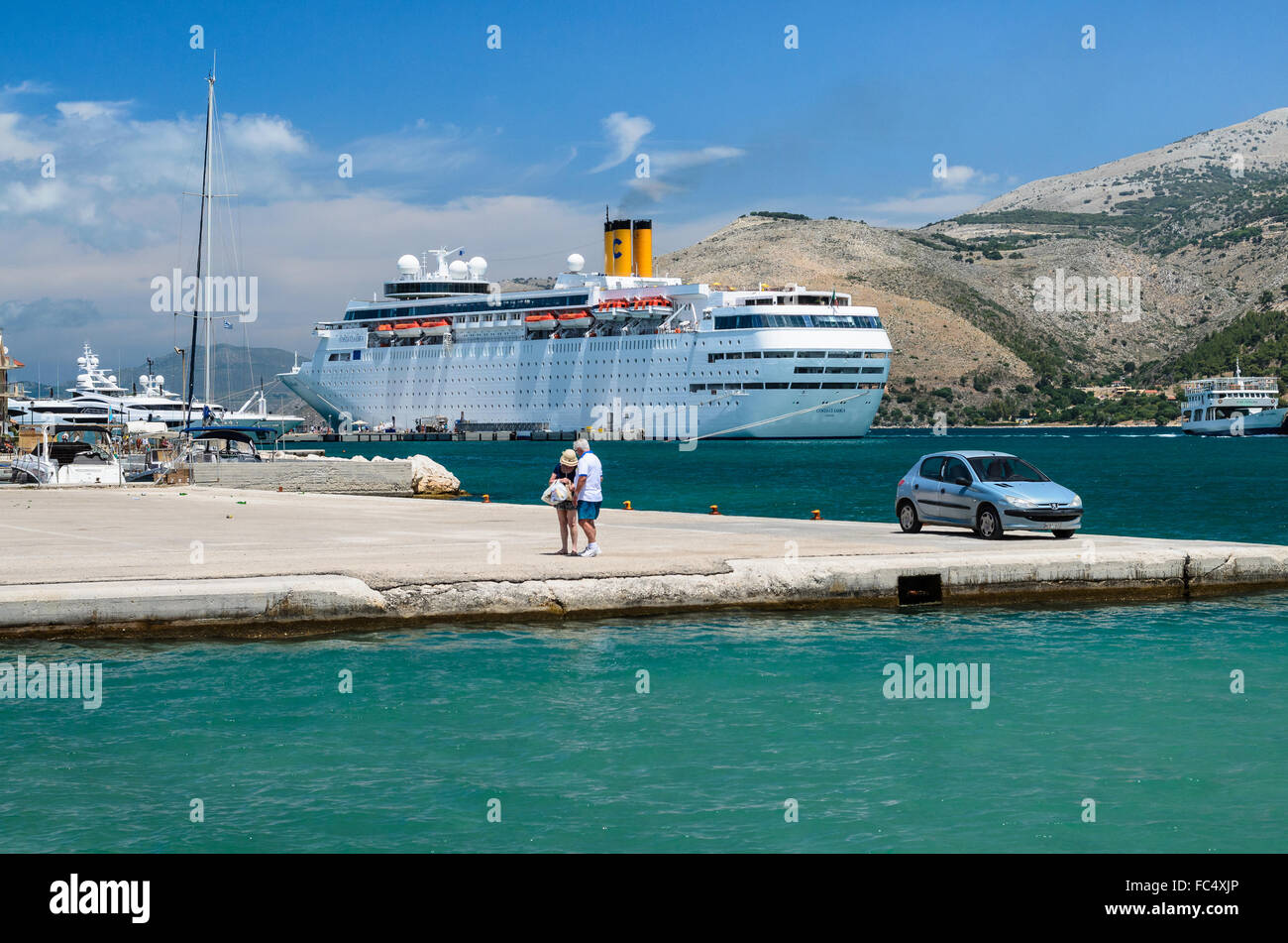 Grande nave da crociera ancorata al porto di lavoro di Argostoli Kefalonia  in Grecia Foto stock - Alamy