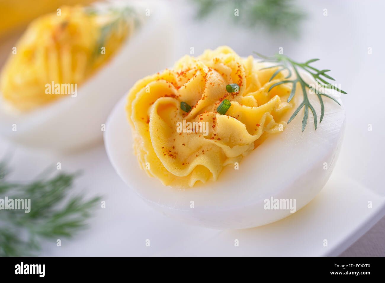 Deliziosa deviled uova con paprika, erba cipollina e aneto guarnire. Foto Stock
