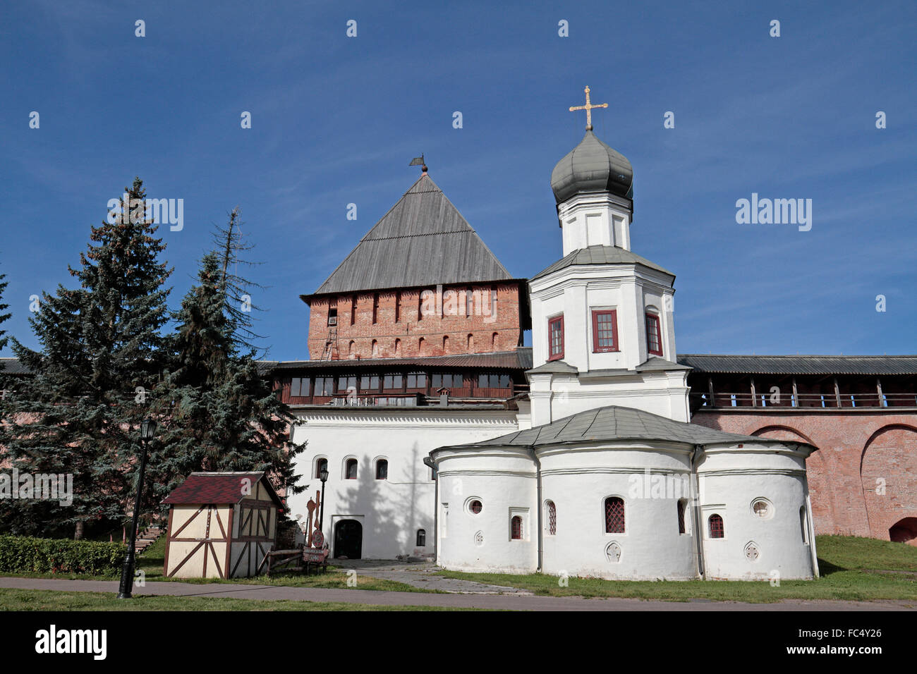 Chiesa dell'intercessione della Santa Vergine all'interno dei terreni del Cremlino, Veliky Novgorod Oblast di Novgorod, Russia. Foto Stock