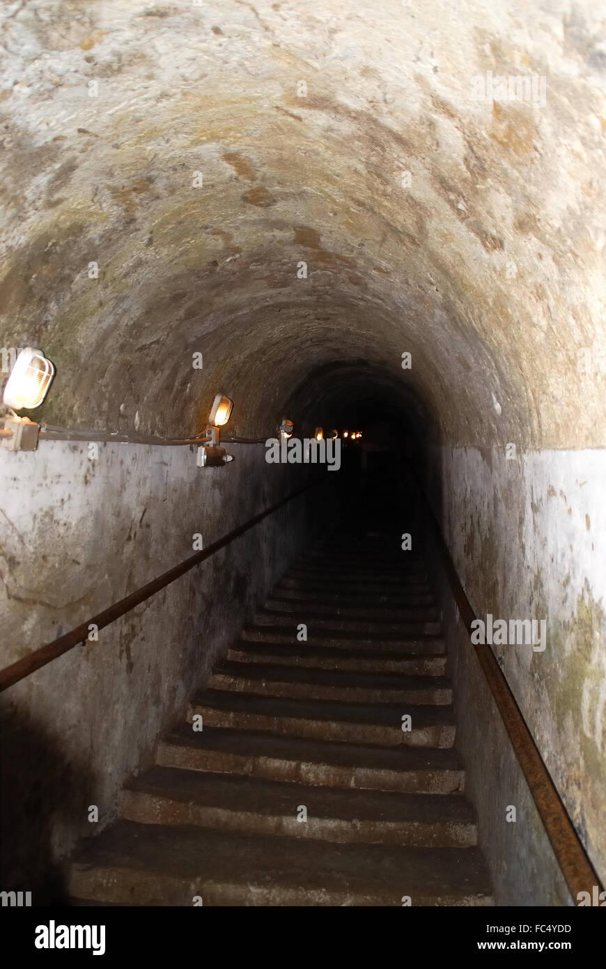 Metropolitana di Napoli. Il passaggio sotterraneo conduce a quaranta metri al di sotto del centro storico. Foto Stock