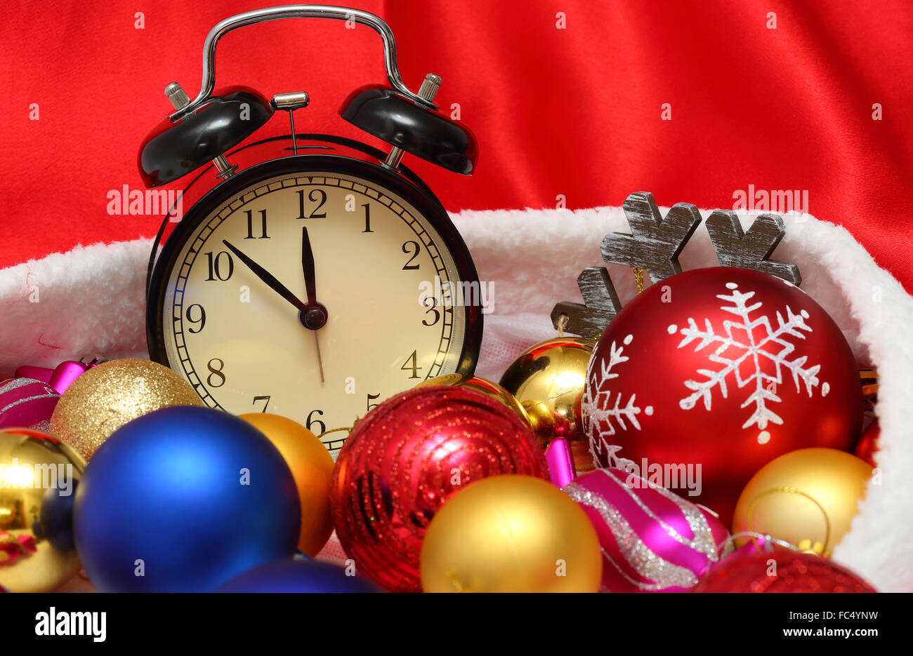 Orologio retrò e palle di Natale e giocattoli Foto Stock