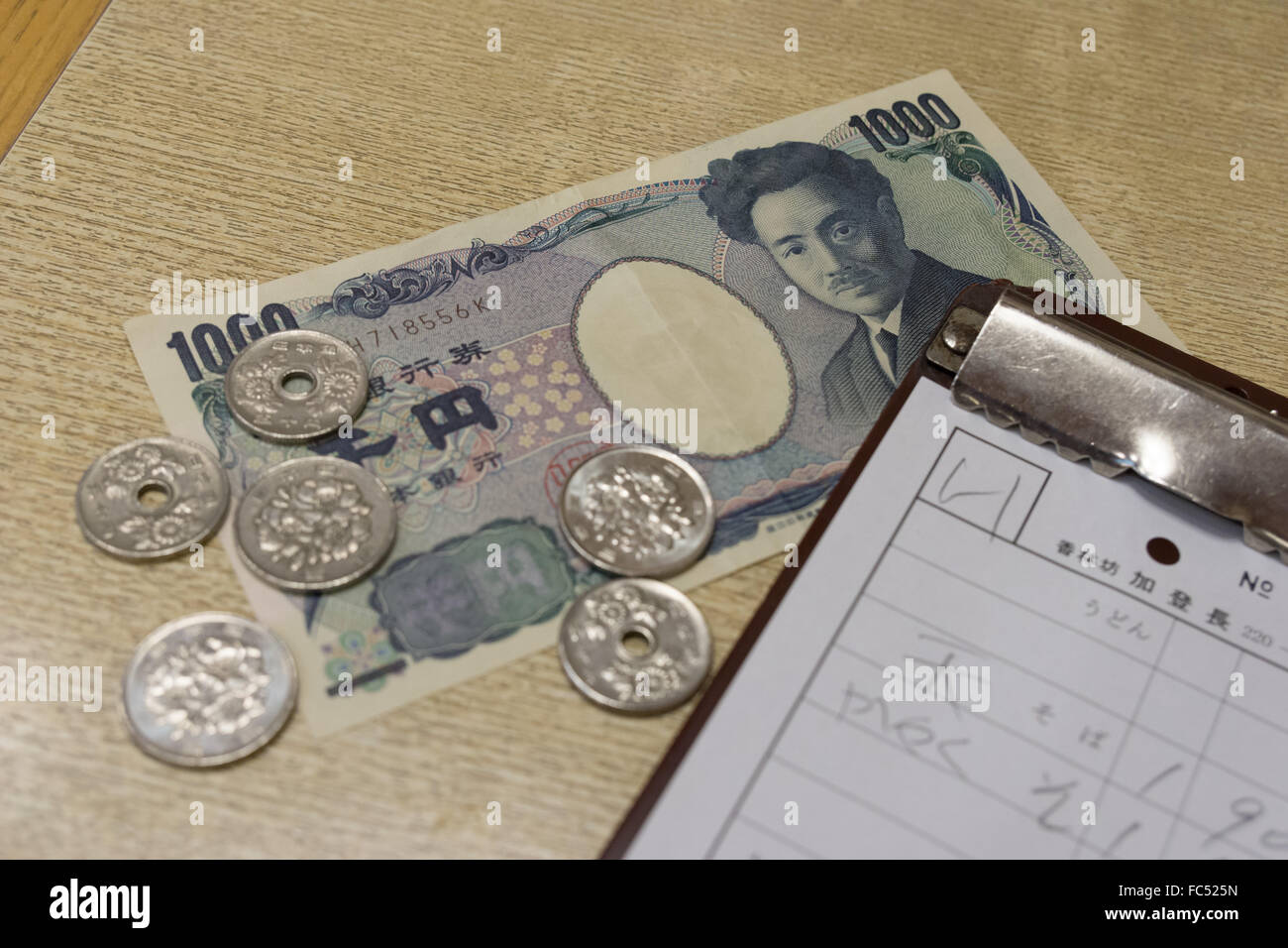 Bill e il pagamento in yen giapponesi Foto Stock