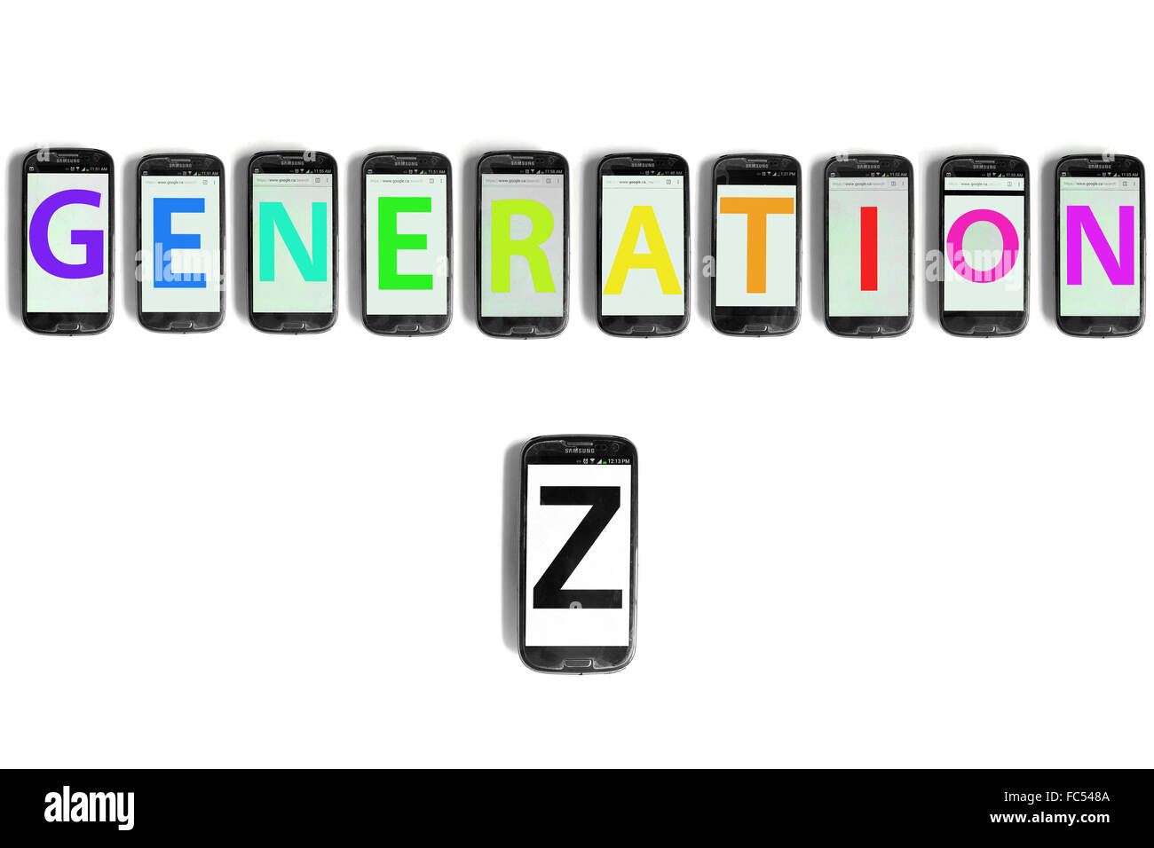 Generazione Z scritto su schermi di smartphone fotografati contro uno sfondo bianco. Foto Stock