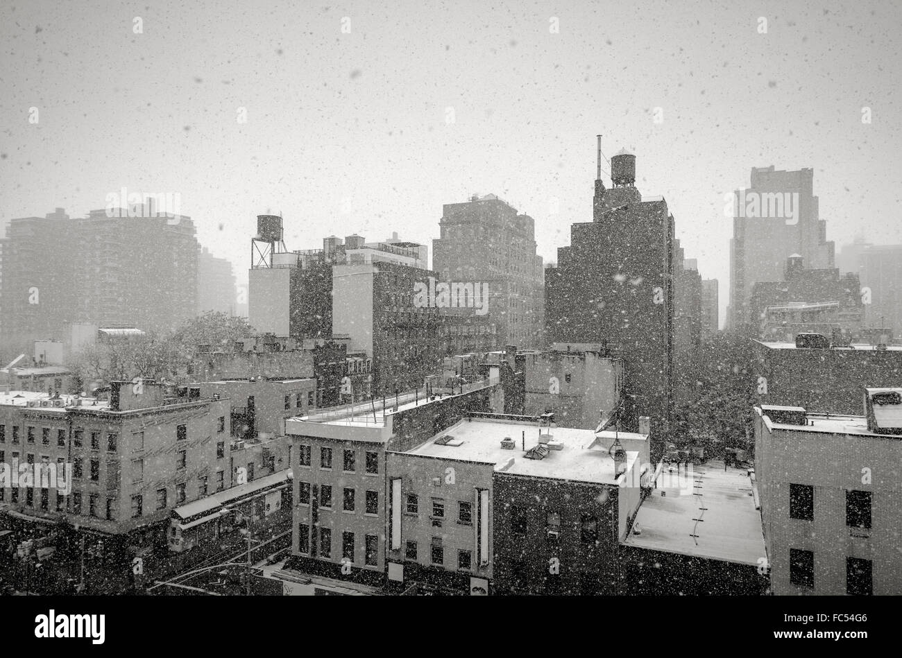 Inverno a New York Chelsea quartiere. Bianco & Nero Vista della città di New York durante una nevicata, con tetti e torri d'acqua Foto Stock