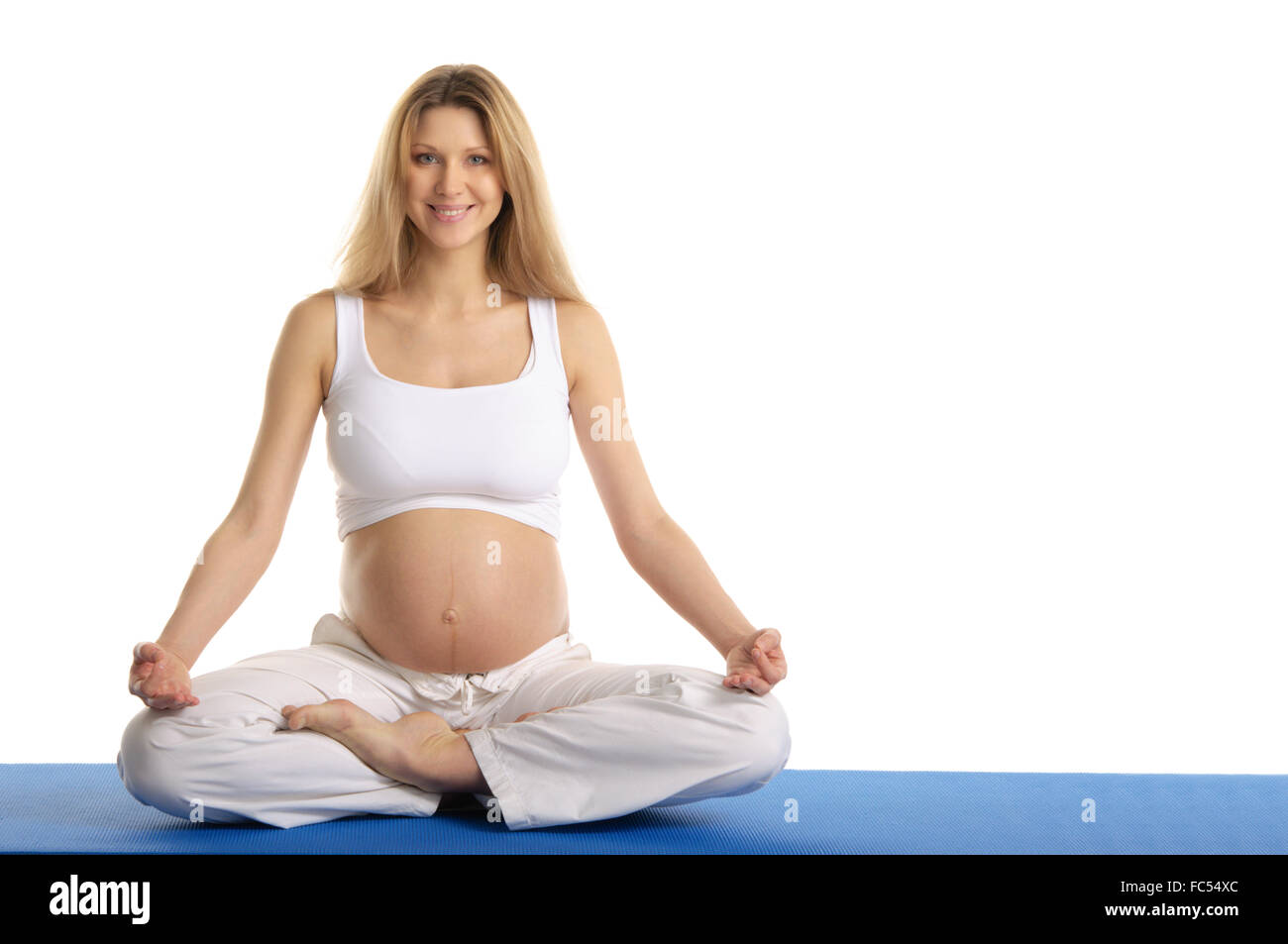 Donna incinta a praticare yoga, seduta Foto Stock