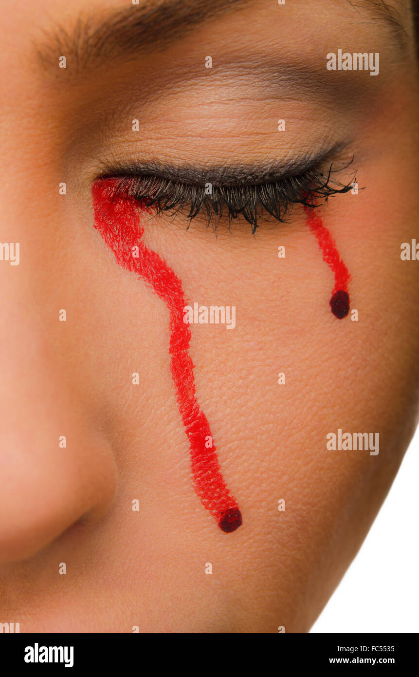 Il sangue fluisce dal chiuso gli occhi della donna Foto Stock