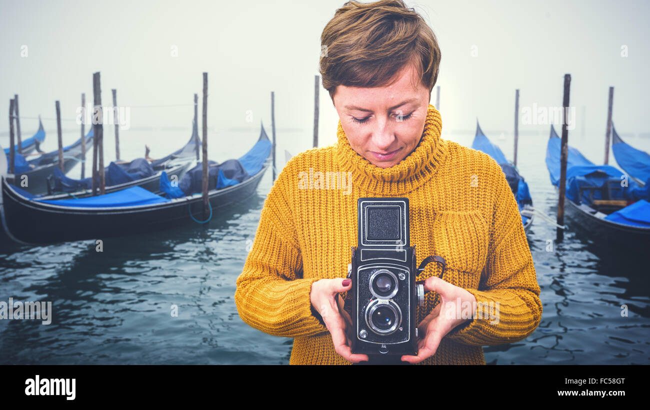 Bella giovane donna di fotografare le gondole a Venezia, Italia Foto Stock