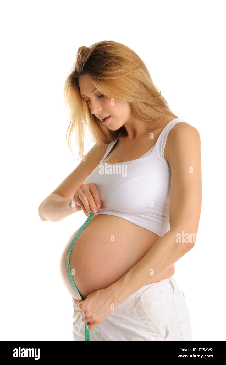 Donna incinta pancia misurare Foto Stock
