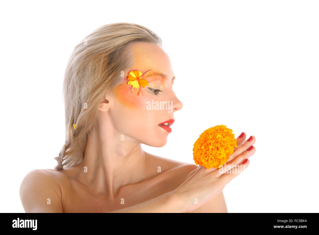Sorpreso giovane donna con fiore giallo Foto Stock