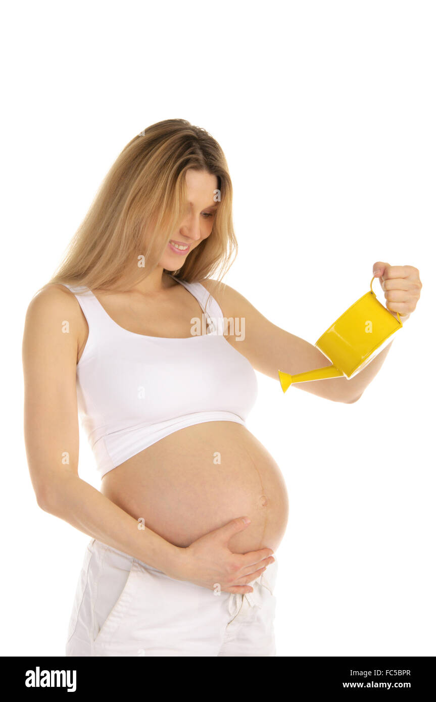 Donna incinta abbeveraggio suo ventre Foto Stock