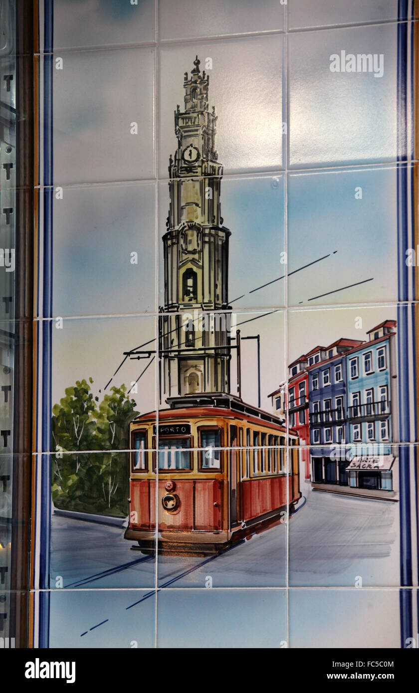 Azulejos decorativo su una facciata shop nella città portoghese di Porto Foto Stock