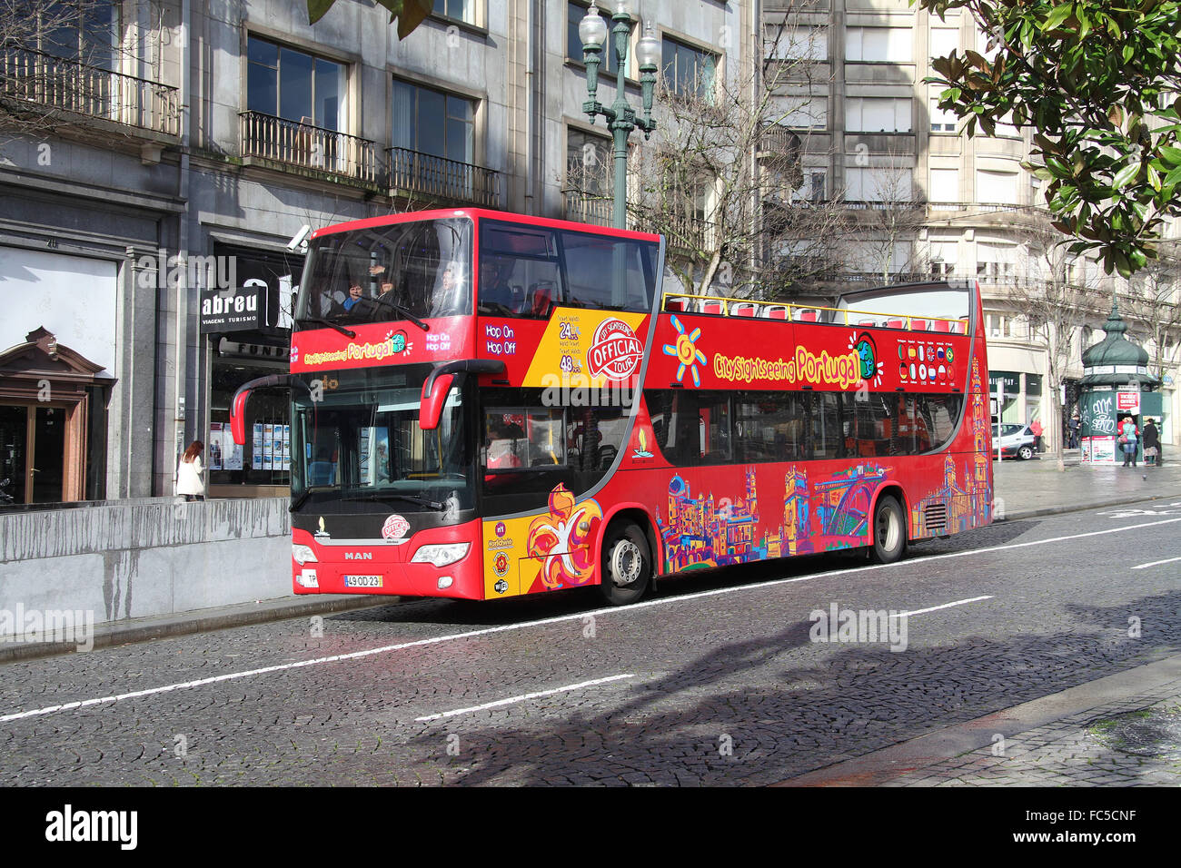 Open top bus turistico a Avenida dos Aliados a Porto Foto Stock