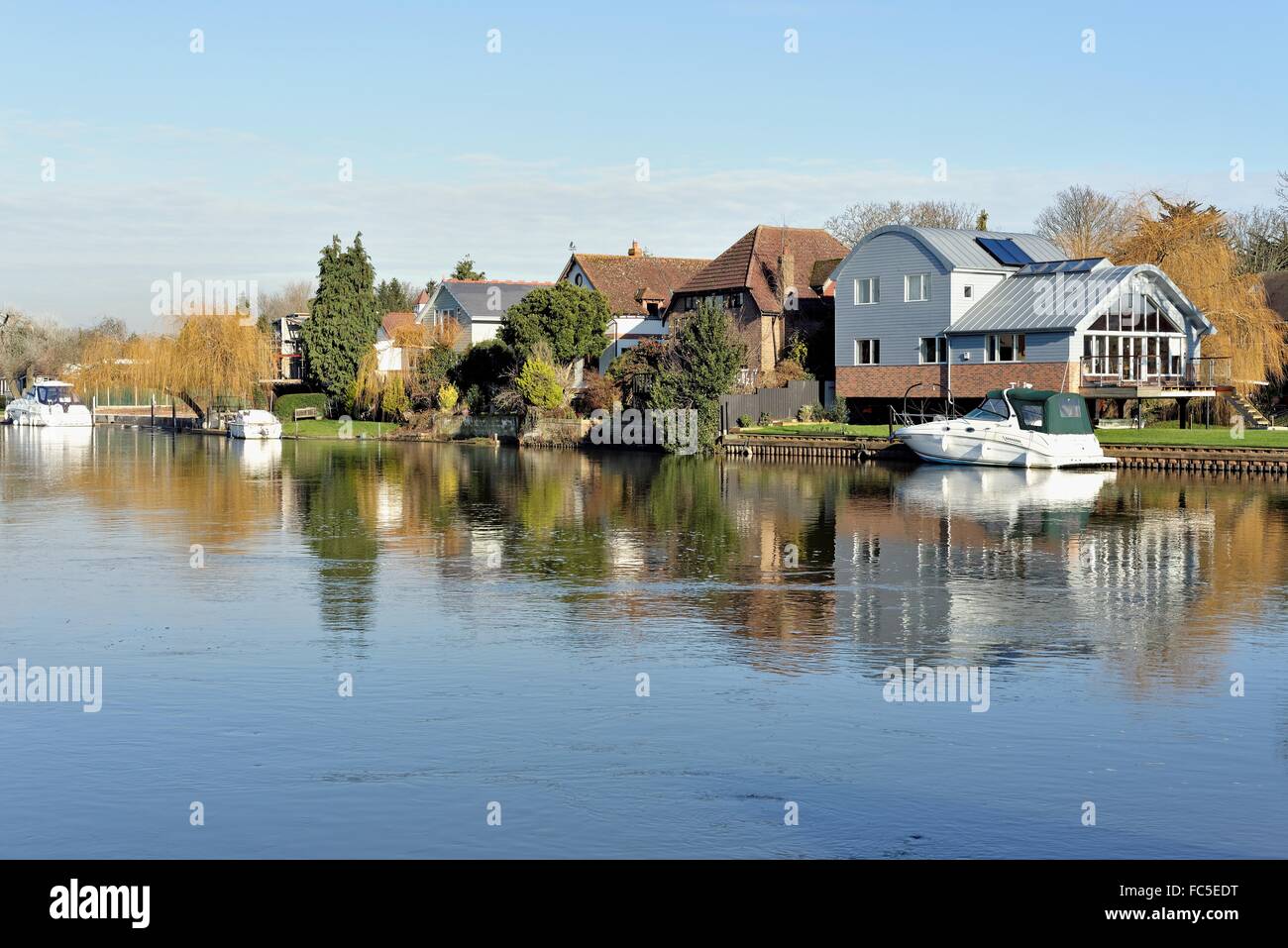 Il fiume Tamigi a Old Windsor Berkshire REGNO UNITO Foto Stock