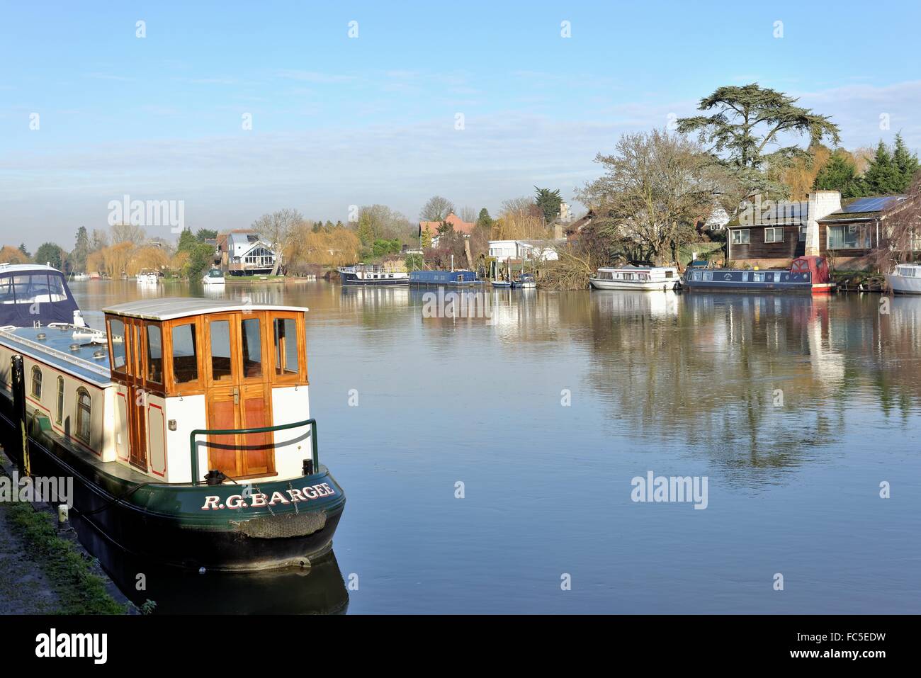 Il fiume Tamigi a Old Windsor Berkshire REGNO UNITO Foto Stock