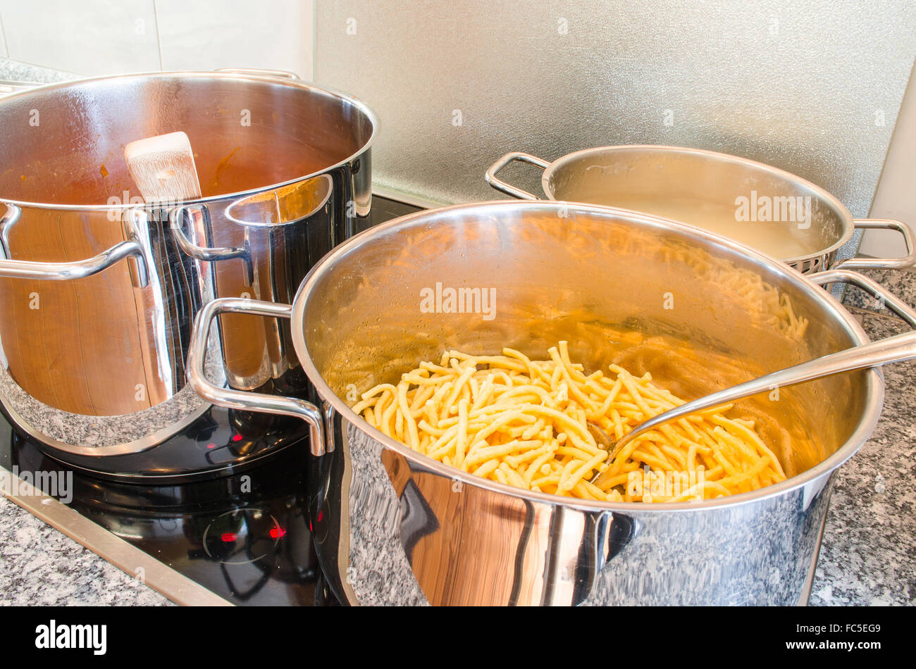 Tre Bicchieri su un vetro ceramica piano di cottura Foto Stock